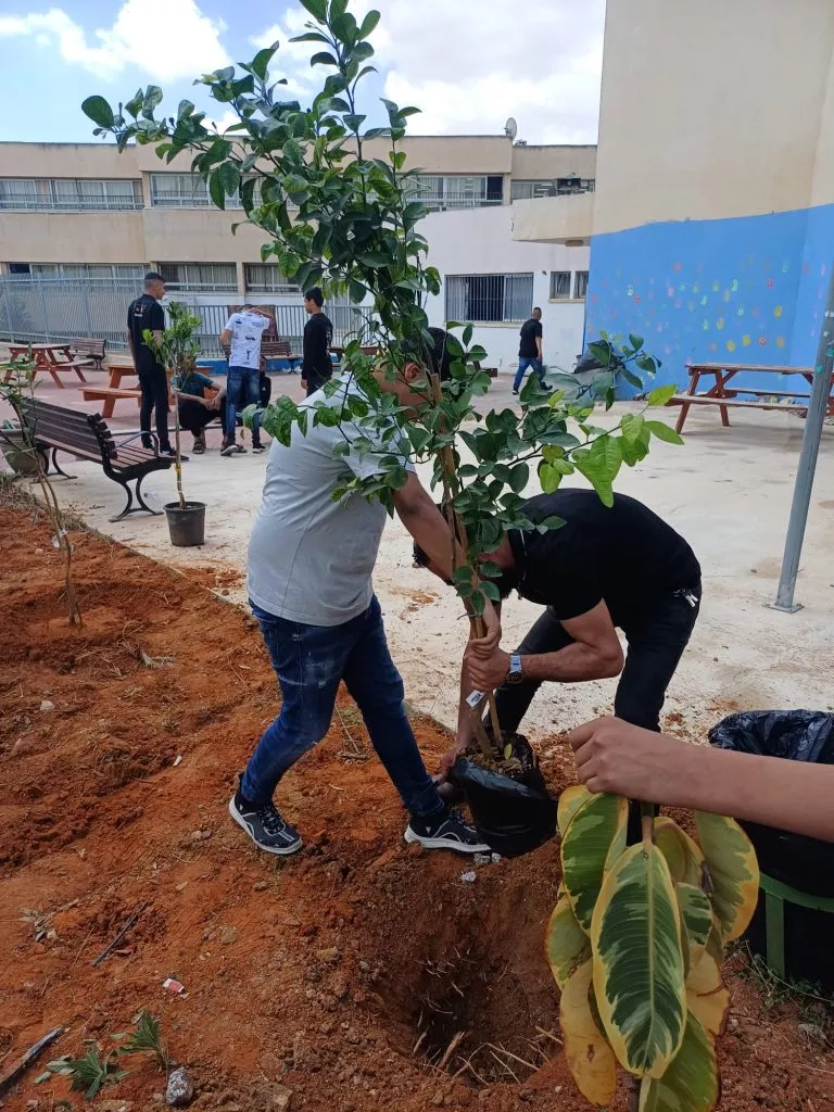 נטיעות בבי"ס אלהוזייל