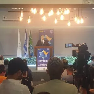 אולם אלון- ביקור בנט