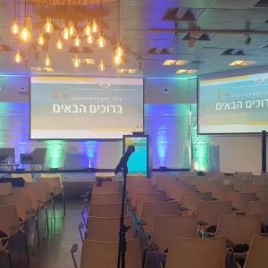 אלון מורחב, בשורות.