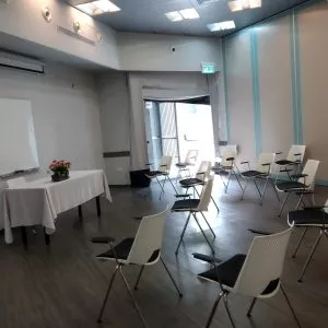 חדר רותם סידור ל 16 איש עם המרווחים בין הכסאות
